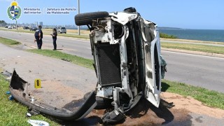Un hombre murió después de ser aplastado por un auto que volcó en la rambla; el conductor del vehículo dio positivo a la espirometría