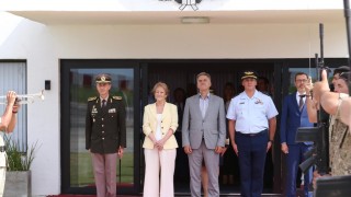 El presidente Yamandú Orsi inicia visita a China acompañado de una delegación de 150 personas entre jerarcas y empresarios; el martes se reúne con Xi Jinping