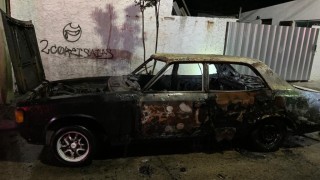 Se incendió vehículo estacionado en la calle