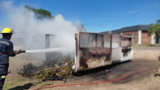 Alarma por densa columna de humo en el centro de Maldonado se trataba de incendio de volqueta