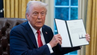 Trump ordena destruir todos los barcos que coloquen minas en Ormuz y presume de tener el "control total" del estrecho