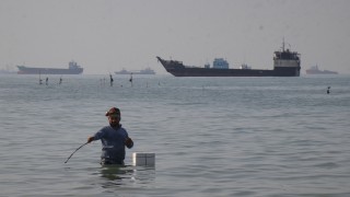 Escalada en el Estrecho de Ormuz: ataque iraní a un puerto de EAU tras anuncio naval de Trump y explosiones a bordo de barco surcoreano