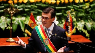Presidente de Bolivia promulga ley que elimina límites al estado de excepción en medio de la crisis