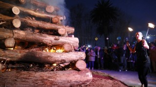Hogueras de San Juan: Aiguá se prepara para una nueva edición de la tradicional celebración con música, feria y el encendido de la gran hoguera