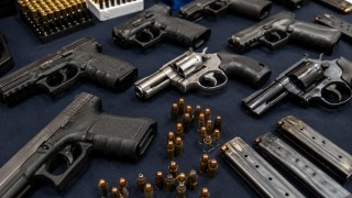 La ruta de las armas y las municiones: el Gobierno apunta al pasaje del mercado legal al delito y prepara nuevos controles