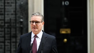 Starmer anuncia que renunciará como primer ministro británico y Burnham confirma su candidatura
