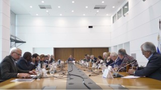 El gobierno cambia su estrategia y sale a instalar un relato sobre su gestión