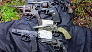 Investigación sobre banda que robaba en zonas rurales suma el hallazgo de armas y un chaleco policial robado