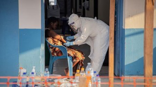 Rapidez con que avanza brote de ébola alarma a la OMS