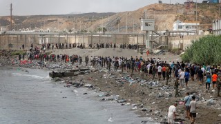 Nueva avalancha migratoria en Ceuta desata tensiones dentro de la Unión Europea.
