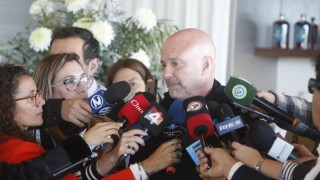 Tras saltar un vallado para entrar a su propia obra, Cipriani se reúne con Abella por el futuro del proyecto y busca llegar a Orsi