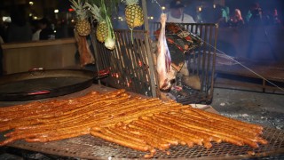 Entre Fuegos desafió al frío y reunió gastronomía y público en la playa La Rinconada de Piriápolis