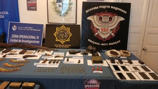Operación Vértice: incautaron 7 armas, más de 860 municiones y más de 1,5 kilos de cocaína en un auto de San Carlos