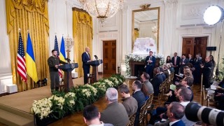 Biden pide una paz justa para Ucrania y Zelenski recuerda que la guerra sigue