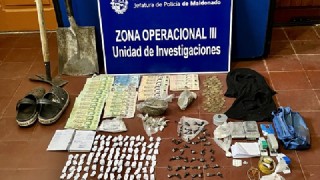 Descubrieron enterradero con más de 600 dosis de droga y armas en San Carlos: un adolescente involucrado