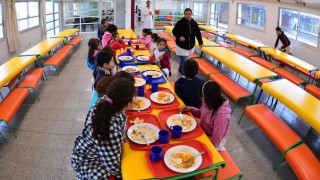 Alimentación en escuelas públicas llegará a unos 13.000 estudiantes este verano