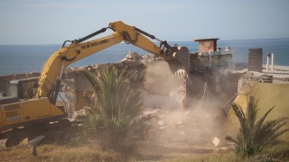 IDM demolió parador en Playa Grande y continúa con la recuperación del espacio costero