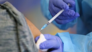 Covid-19: mayores de 70 años tendrán prioridad en dosis de refuerzo y contagios bajaron en último reporte