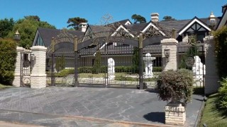En Jaque II: coparon mansión en Parque del Golf, lastimaron a un guardia y robaron armas de colección